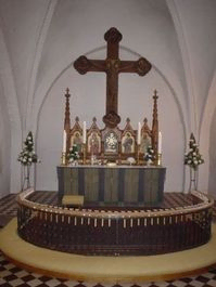 Rise Kirkes kor med altertavle