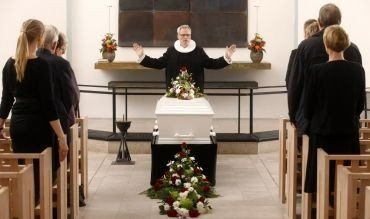 præst ved en bisættelse/begravelse